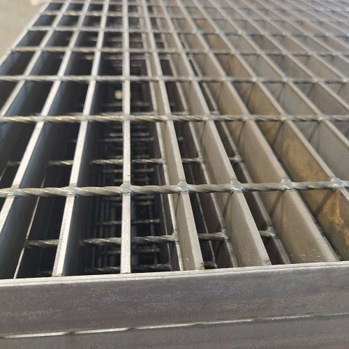 工業(yè)平臺鋼格板鋼格柵板在工業(yè)平臺建設(shè)中的優(yōu)勢