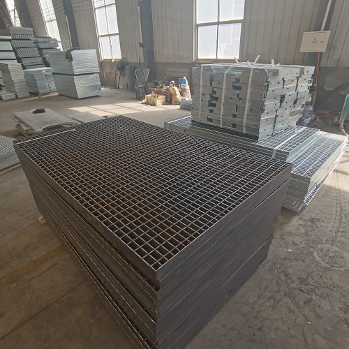 光伏電站鋼格板支架方案：耐候性+易維護！