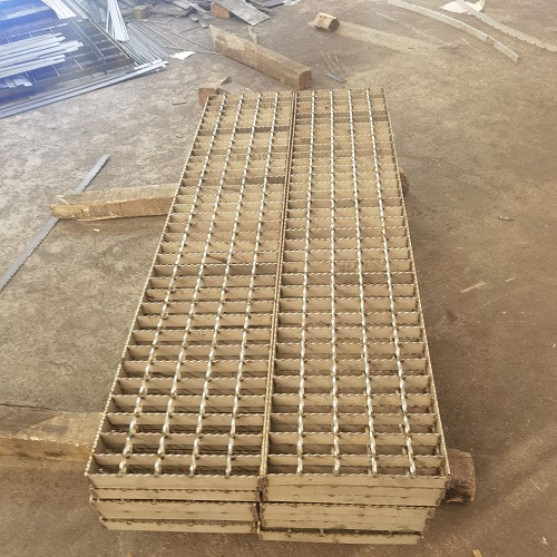 養(yǎng)殖場所鋼格柵：防堵塞與防腐蝕的設(shè)計方案