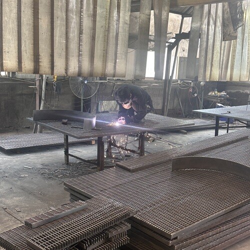 鋼格柵板與傳統(tǒng)鋪地材料的性能對(duì)比分析