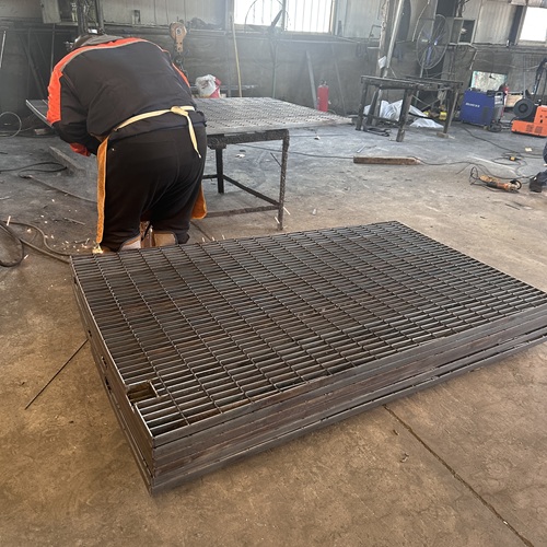 鋼格柵板變形后還能修復嗎