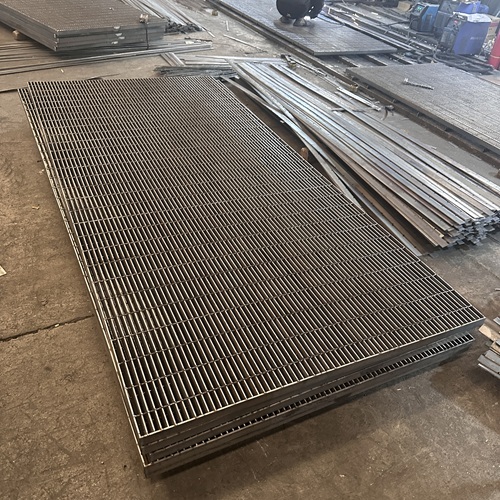 鋼格板防滑處理不到位！雨天易出事，怎么選才對