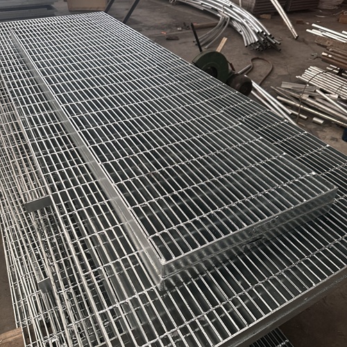 鋼格板在冷鏈倉(cāng)庫(kù)的應(yīng)用，防滑耐低溫太實(shí)用