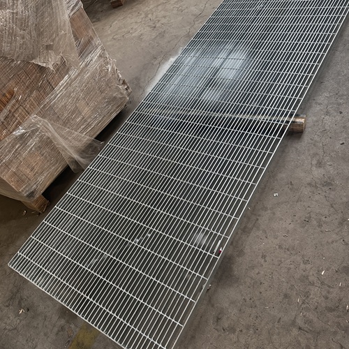 鋼格板焊接工藝全過程，點(diǎn)焊和壓焊區(qū)別在哪