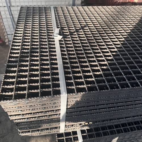 鋼格板踩空風(fēng)險防滑設(shè)計方案來幫忙